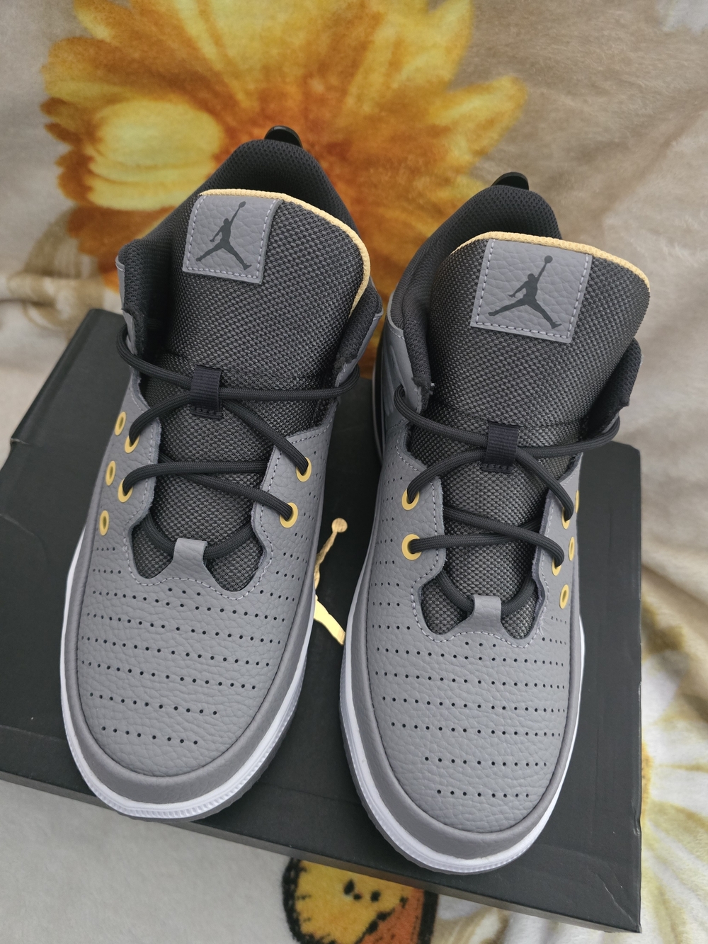 Jordan Max Aura 5 Gray